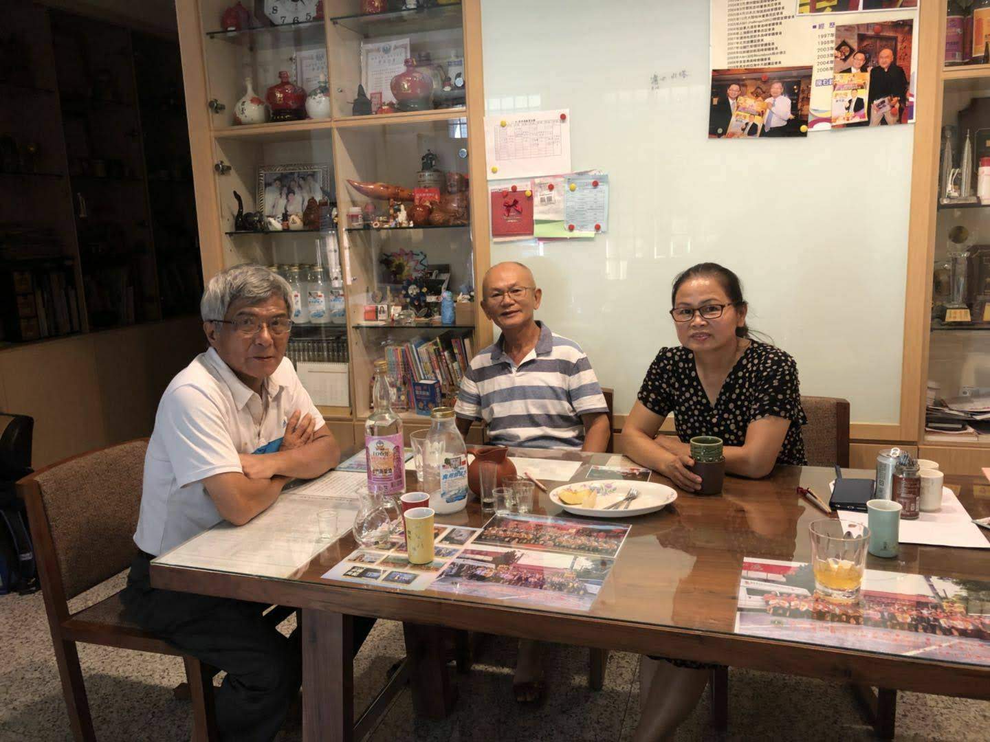 (九圖) 請貴賓飲食潻加酒、咖啡、茶水